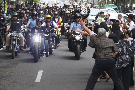 Jokowi Konvoi dengan Sepeda Motor Keliling Kota Bandung