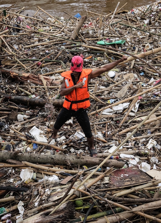 Kala 'Spiderman' Turun Tangan Bersihkan Sampah Kiriman