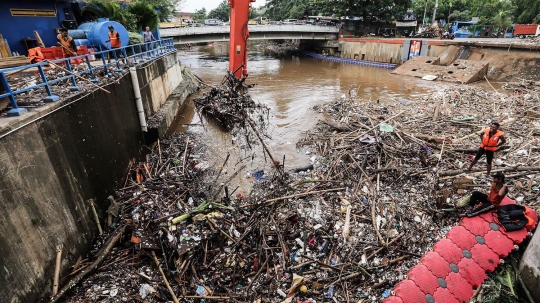 Kala 'Spiderman' Turun Tangan Bersihkan Sampah Kiriman