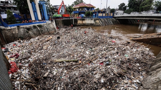 Kala 'Spiderman' Turun Tangan Bersihkan Sampah Kiriman