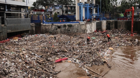 Kala 'Spiderman' Turun Tangan Bersihkan Sampah Kiriman