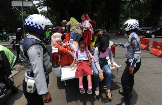 Sopir Angkot Mogok, Warga Bogor Terpaksa Naik Mobil Bak Terbuka