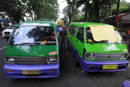 Sopir Angkot Mogok, Warga Bogor Terpaksa Naik Mobil Bak Terbuka
