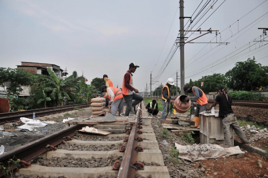 Pemasangan Sinyal Double-Double Track Manggarai-Cikarang