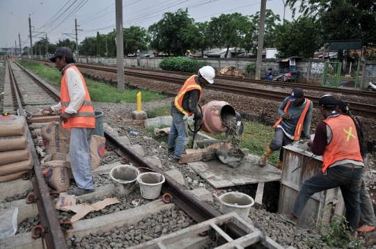 Pemasangan Sinyal Double-Double Track Manggarai-Cikarang