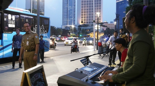 Tinjau Fasilitas, Gubernur Anies Lihat Hiburan Musik Hingga Diajak Foto Bareng Warga