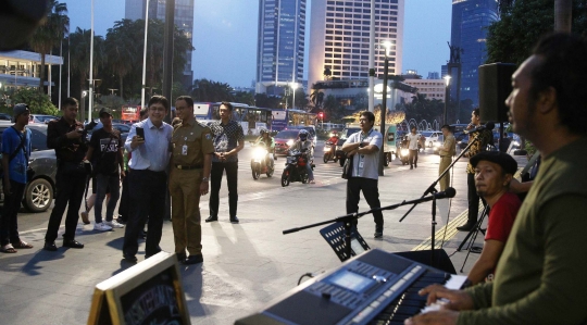 Tinjau Fasilitas, Gubernur Anies Lihat Hiburan Musik Hingga Diajak Foto Bareng Warga