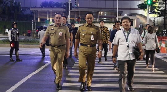 Tinjau Fasilitas, Gubernur Anies Lihat Hiburan Musik Hingga Diajak Foto Bareng Warga