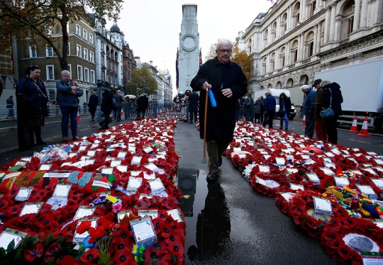 Peringati 100 Tahun Berakhirnya Perang Dunia I, Bunga Poppy Hiasi Monumen Cenotaph