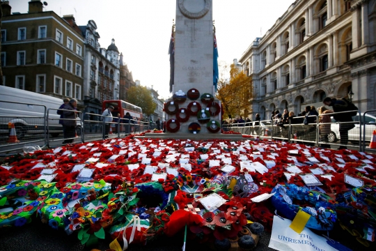 Peringati 100 Tahun Berakhirnya Perang Dunia I, Bunga Poppy Hiasi Monumen Cenotaph