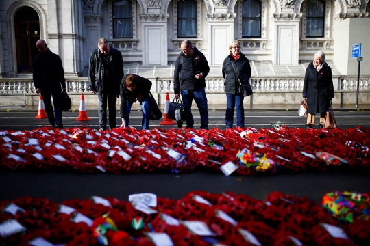 Peringati 100 Tahun Berakhirnya Perang Dunia I, Bunga Poppy Hiasi Monumen Cenotaph