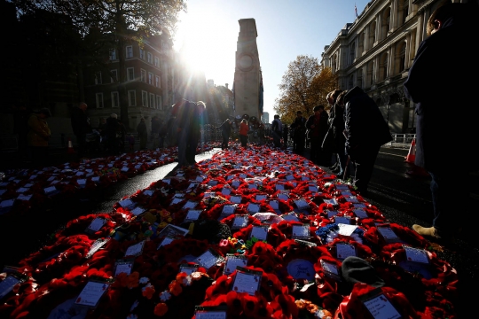 Peringati 100 Tahun Berakhirnya Perang Dunia I, Bunga Poppy Hiasi Monumen Cenotaph