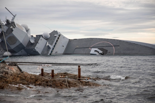 Detik-Detik Kapal Laut Norwegia Tenggelam Usai Bertabrakan dengan Kapal Tanker