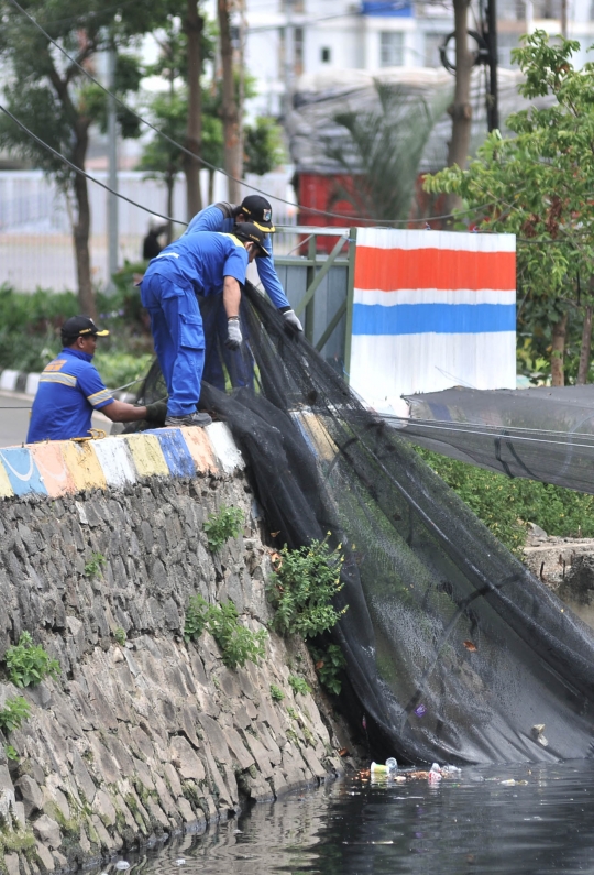 Banyak Sampah, Jaring Waring Kali Item Dicopot