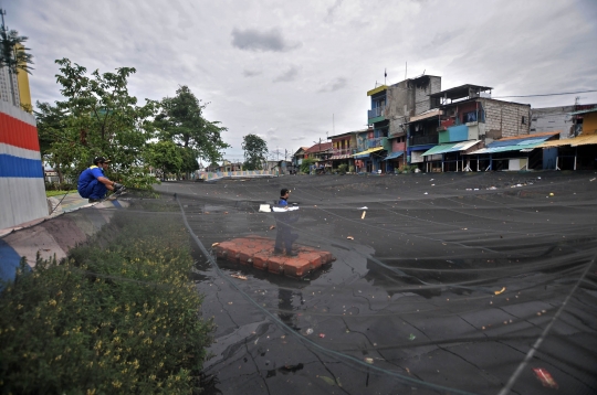 Banyak Sampah, Jaring Waring Kali Item Dicopot