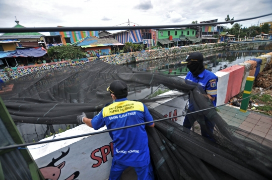 Banyak Sampah, Jaring Waring Kali Item Dicopot