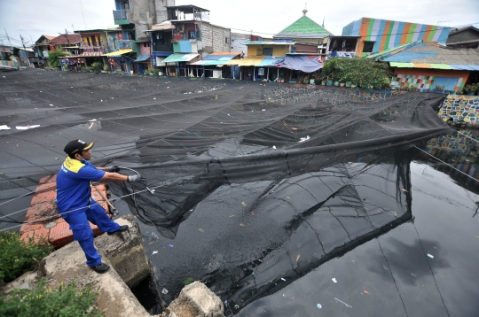 Banyak Sampah, Jaring Waring Kali Item Dicopot