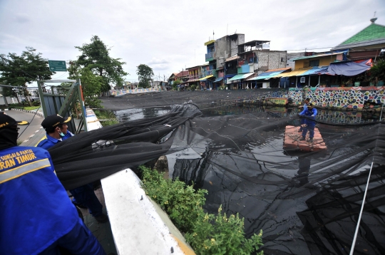 Banyak Sampah, Jaring Waring Kali Item Dicopot