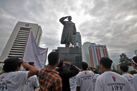 Memperingati Hari Pahlawan di Patung Jenderal Soedirman