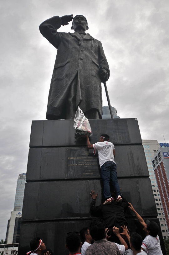 Memperingati Hari Pahlawan di Patung Jenderal Soedirman