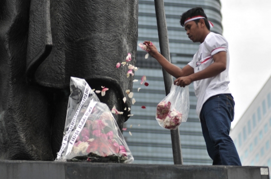Memperingati Hari Pahlawan di Patung Jenderal Soedirman