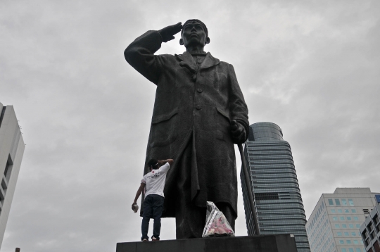 Memperingati Hari Pahlawan di Patung Jenderal Soedirman