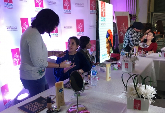 Melihat Antusias Wanita Penderita Kanker Belajar Makeup