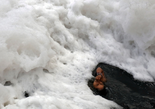 Meski Tercemar Limbah, Umat Hindu di India Tetap Gelar Ritual di Sungai Yamuna