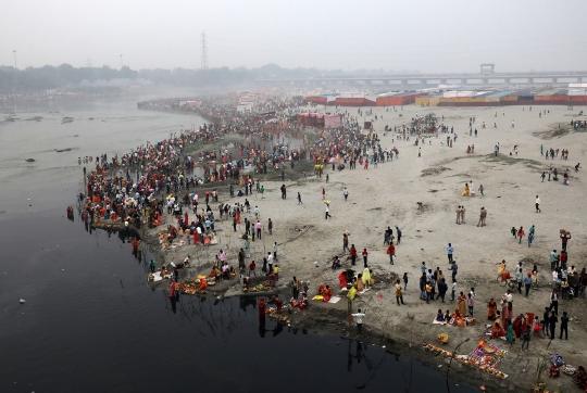 Meski Tercemar Limbah, Umat Hindu di India Tetap Gelar Ritual di Sungai Yamuna