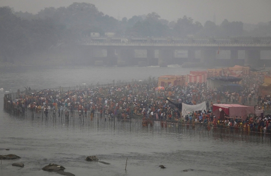 Meski Tercemar Limbah, Umat Hindu di India Tetap Gelar Ritual di Sungai Yamuna