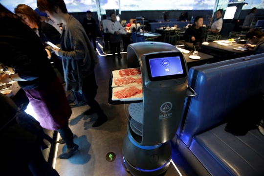 Canggih, Restoran di China Ini Pekerjakan Robot untuk Layani Konsumen