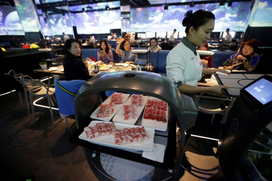 Canggih, Restoran di China Ini Pekerjakan Robot untuk Layani Konsumen
