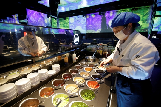 Canggih, Restoran di China Ini Pekerjakan Robot untuk Layani Konsumen