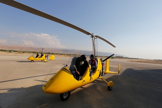 Keseruan Menikmati Panorama Laut Mati dengan Gyrocopter