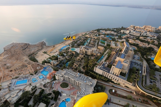 Keseruan Menikmati Panorama Laut Mati dengan Gyrocopter