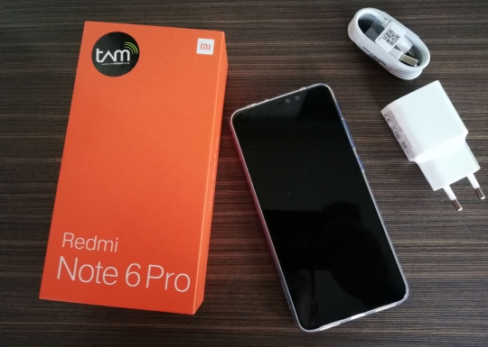 Melihat Detail Bentuk Redmi Note 6 Pro