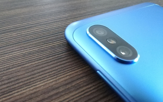 Melihat Detail Bentuk Redmi Note 6 Pro