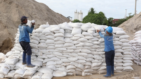 DKI Siapkan 11.000 Karung Pasir untuk Antisipasi Banjir