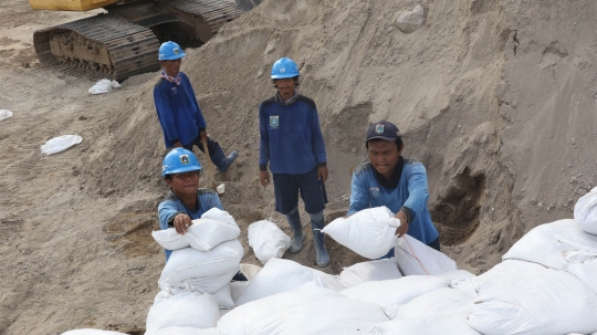 DKI Siapkan 11.000 Karung Pasir untuk Antisipasi Banjir