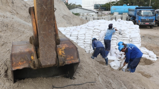 DKI Siapkan 11.000 Karung Pasir untuk Antisipasi Banjir