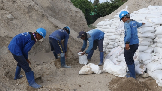 DKI Siapkan 11.000 Karung Pasir untuk Antisipasi Banjir