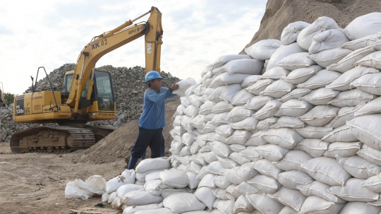 DKI Siapkan 11.000 Karung Pasir untuk Antisipasi Banjir