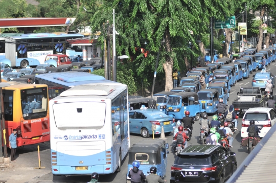 Antrean Panjang Kendaraan Akibat Minimnya SPBG