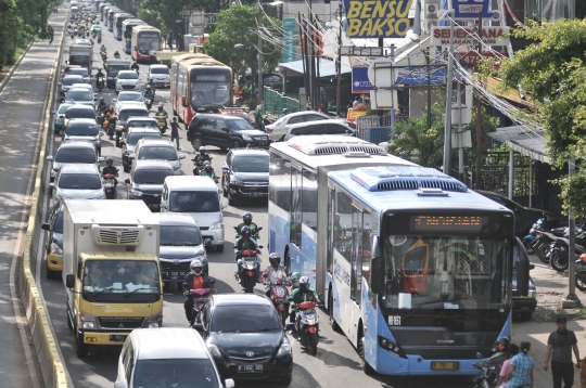 Antrean Panjang Kendaraan Akibat Minimnya SPBG