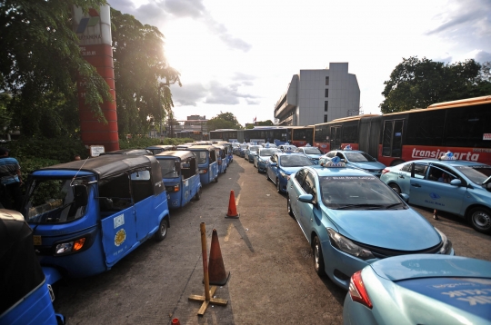 Antrean Panjang Kendaraan Akibat Minimnya SPBG