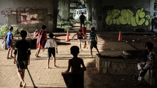 Bermain Sepak Bola di Kolong Jembatan Layang