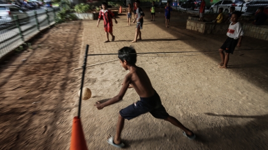Bermain Sepak Bola di Kolong Jembatan Layang