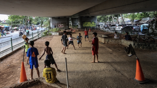 Bermain Sepak Bola di Kolong Jembatan Layang