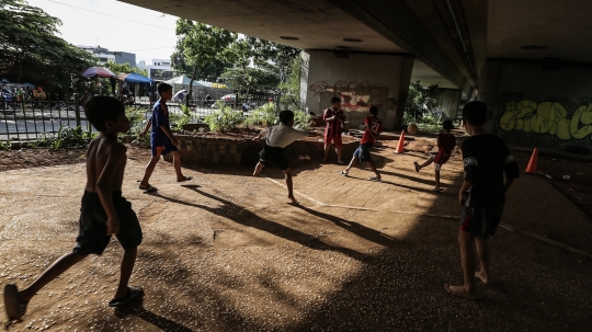 Bermain Sepak Bola di Kolong Jembatan Layang