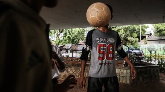 Bermain Sepak Bola di Kolong Jembatan Layang